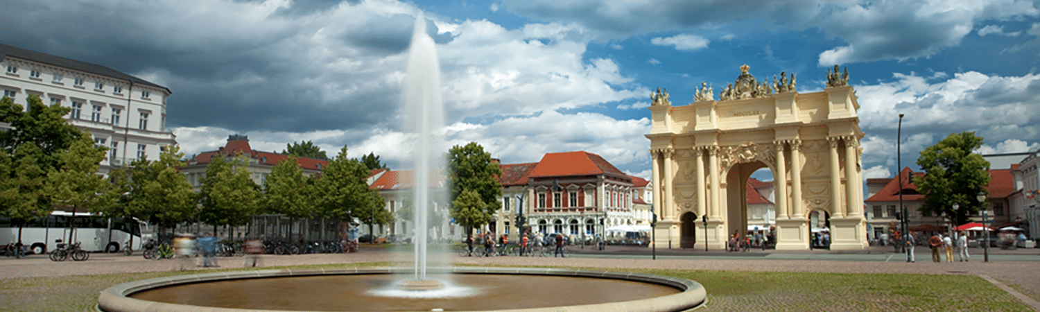 Der Luisenplatz mit Springbrunnen und Brandenburger Tor im Hintergrund