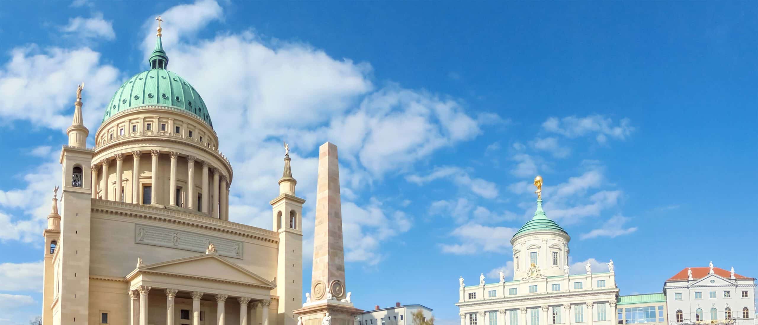 Alter Markt mit Nikolaikirche und Potsdam-Museum im Alten Rathaus