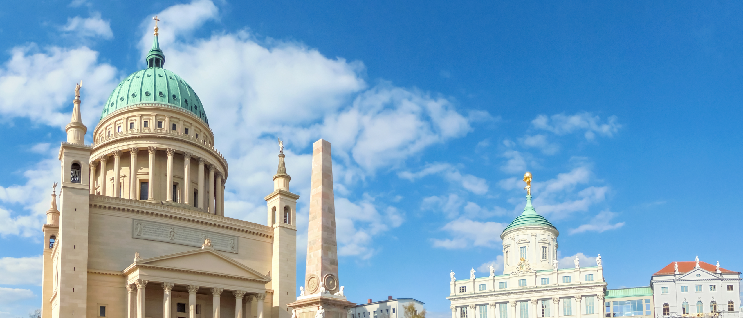 Blick über den Alten Markt Potsdam mit Nikolaikirche und altem Rathaus
