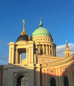 Blick aus dem Hof des Stadtschloss auf die Kuppeln von Fortunaportal und St. Nikolai